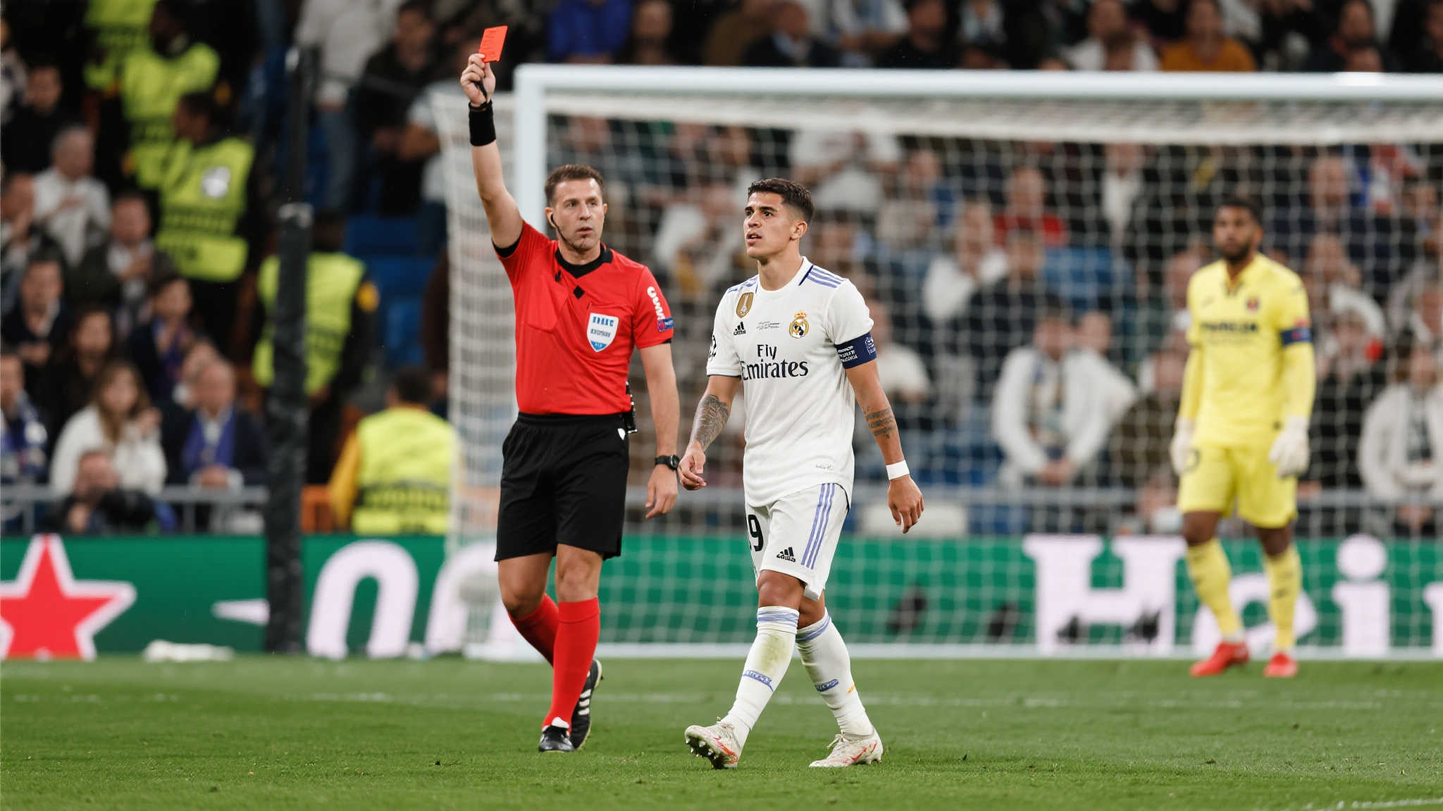 阿森西奥染红!皇马开场6分钟因拉倒龙东单刀球陷少打一人困境 阿森西奥染红!皇马开场6分钟因拉倒龙东单刀球陷少打一人困境